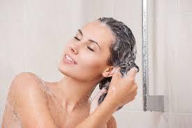 Szampon do wosw przetuszczajcych si. Jaki szampon wybra, aby na dugo zachowa wieo wosw?