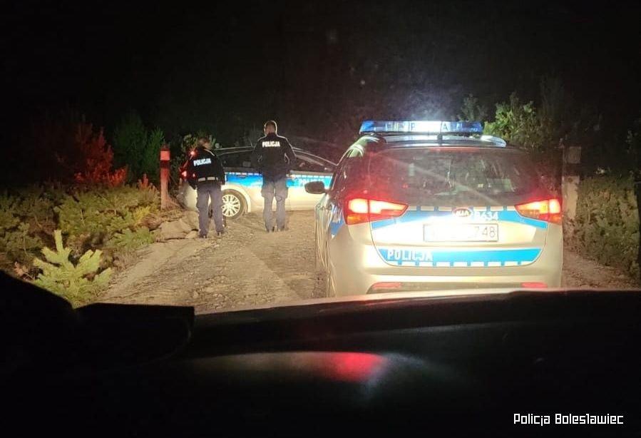 Policjanci z Nowogrodźca odnaleźli w lesie zaginioną 70-latkę